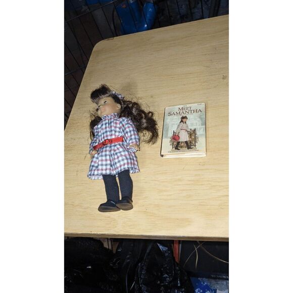 Samantha mini-American girl doll with book - Picture 1 of 2